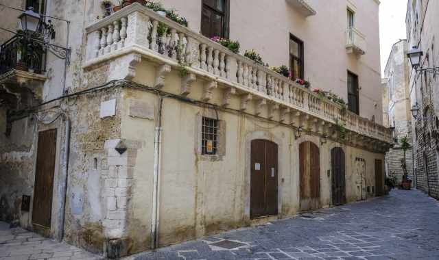 Balconate in pietra e affreschi: è Palazzo Zeuli, la dimora barese con il portone "de iesse e trase"